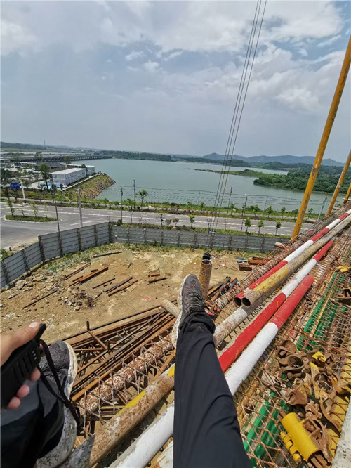 德江县作业中发生设备损坏或人员意外，责任怎么划分？