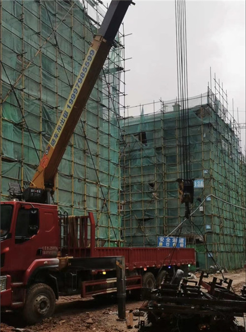 德江县“慢工细活”—— 吊车的 “微动控制” 技术